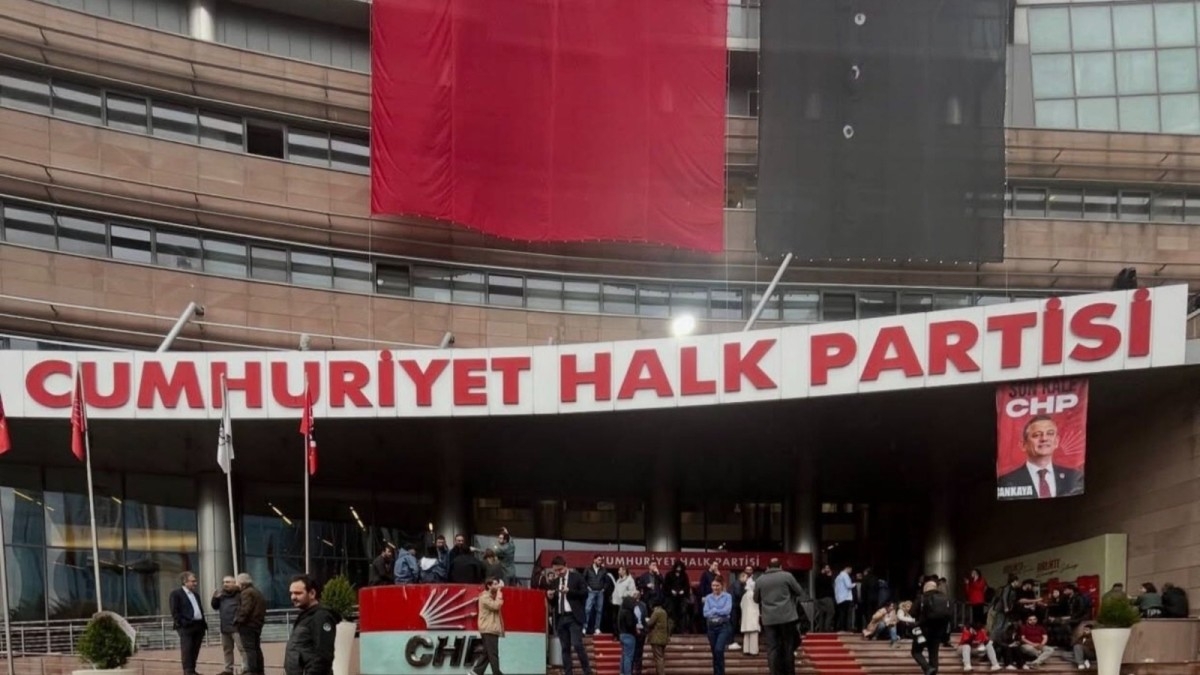 CHP Genel Merkezi’nde tahliye gerginliği: Özgür Özel binadan ayrıldı  - Videolu Haber